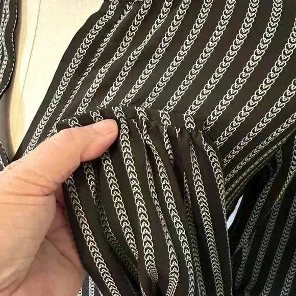 Loft Women’s Size XS Black And White Flowy Pull On V-Neck Blouse. Long Sleeve - Picture 4 of 7